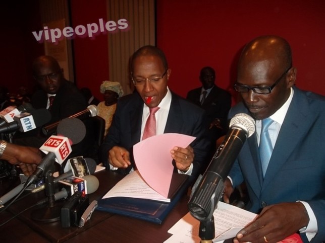 Le premier ministre Abdoul Mbaye le capuchon dans la bouche comme ça se faisait à l'élémentaire Le premier ministre Abdoul Mbaye le capuchon dans la bouche comme ça se faisait à l'élémentaire