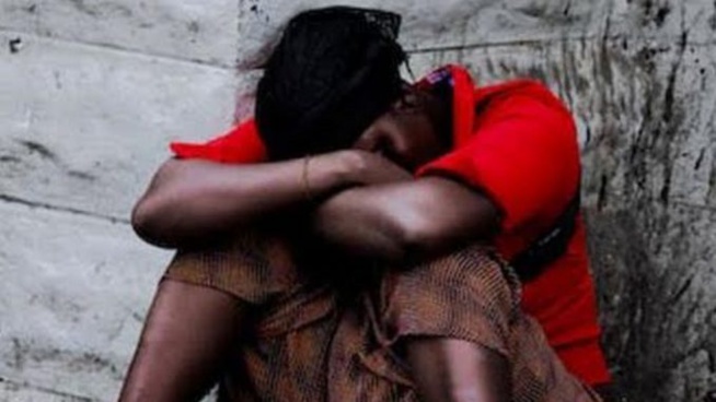 Kawtef-Ivre et armè d’un couteau Adama Faye menace de tuer sa mère pour une histoire de…(Audio)