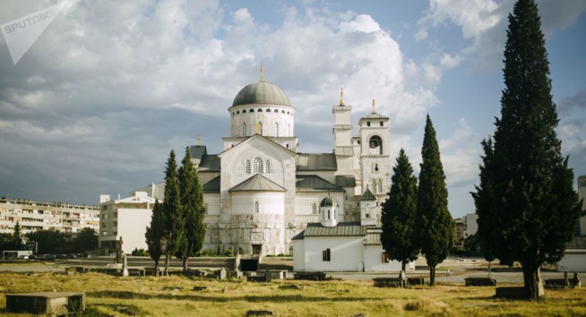 Un chasseur ukrainien emporte un panneau de limitation de vitesse - images Un chasseur ukrainien emporte un panneau de limitation de vitesse - images