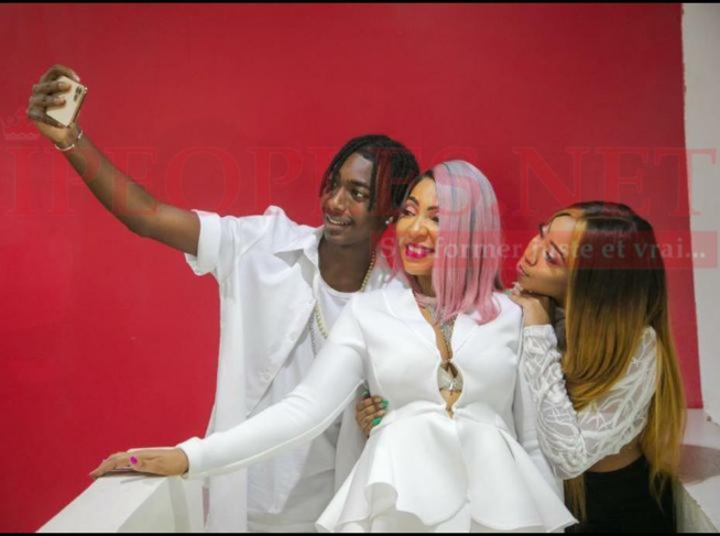 IMAGES EXCLUSIFS: Viviane posent avec ses deux enfants Philipe et Zeyna