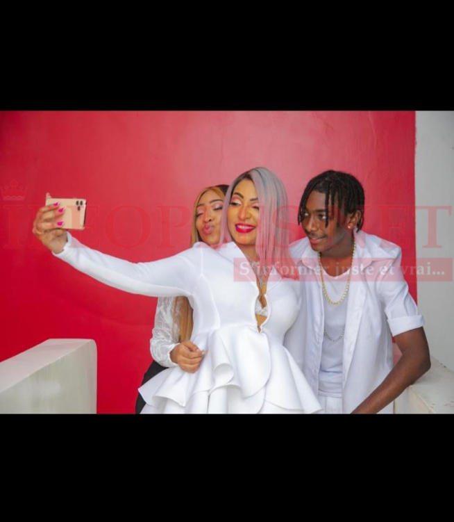 IMAGES EXCLUSIFS: Viviane posent avec ses deux enfants Philipe et Zeyna IMAGES EXCLUSIFS: Viviane posent avec ses deux enfants Philipe et Zeyna