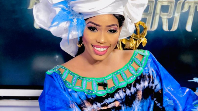 Aicha Diaby, la ravissante animatrice de la 7tv bien dans sa peau sur son plateau, étale toute sa beauté et sa classe.