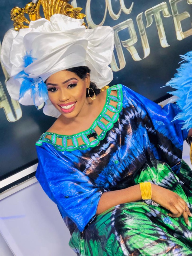 Aicha Diaby, la ravissante animatrice de la 7tv bien dans sa peau sur son plateau, étale toute sa beauté et sa classe.