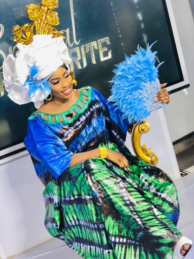 Aicha Diaby, la ravissante animatrice de la 7tv bien dans sa peau sur son plateau, étale toute sa beauté et sa classe.