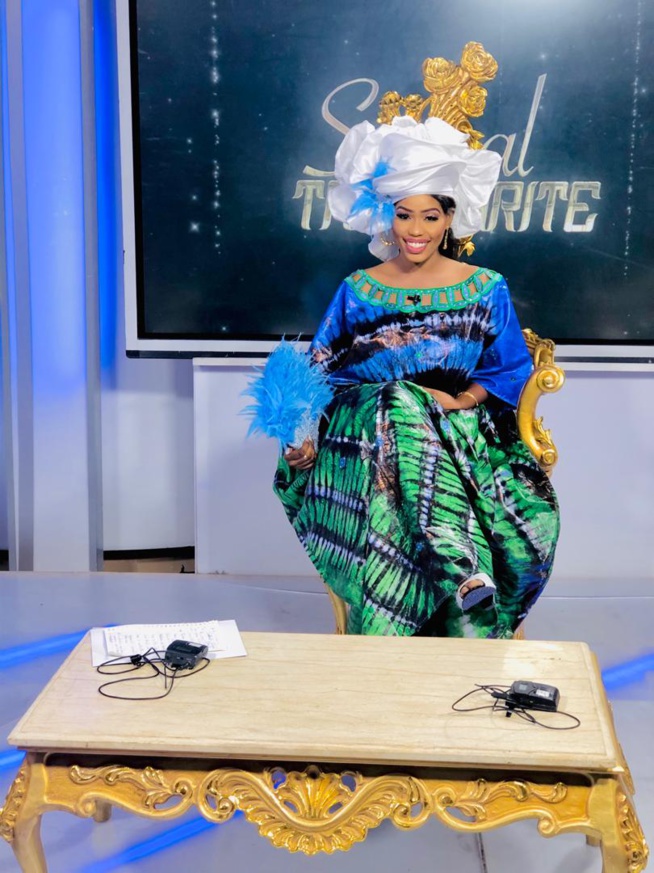 Aicha Diaby, la ravissante animatrice de la 7tv bien dans sa peau sur son plateau, étale toute sa beauté et sa classe.