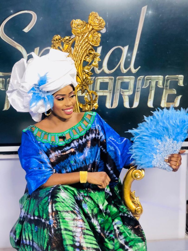 Aicha Diaby, la ravissante animatrice de la 7tv bien dans sa peau sur son plateau, étale toute sa beauté et sa classe.