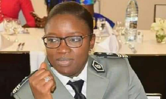Le lieutenant-colonel Fary Sène Fall, première femme admise comme agent des Douanes en 2006. Le lieutenant-colonel Fary Sène Fall, première femme admise comme agent des Douanes en 2006.