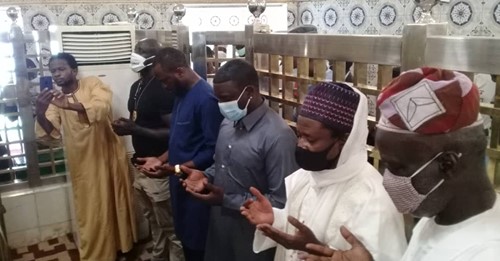 Akon au mausolée de Baye Niass pour la réussite de son projet