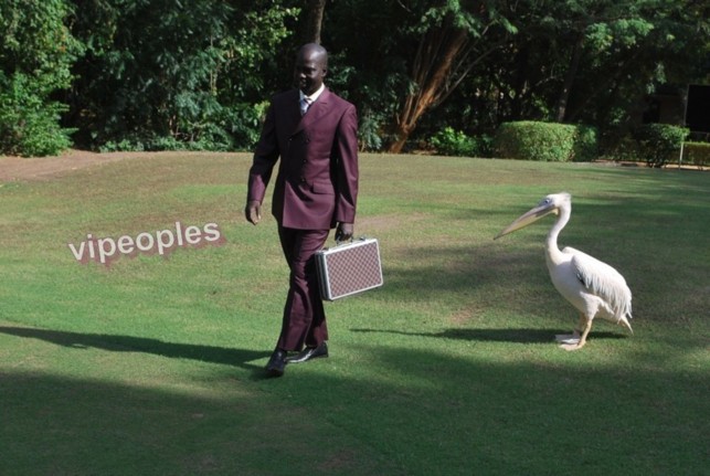 Bakane Seck avec sa mallette !!!