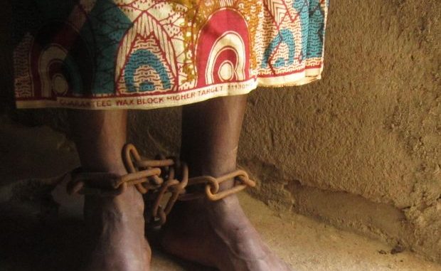 Louga: Les images ne sont pas belles à voir. Une jeune dame à moitié nue, les deux jambes entravées à l’aide d’une chaîne de vélo et enfermée dans une chambre Louga: Les images ne sont pas belles à voir. Une jeune dame à moitié nue, les deux jambes entravées à l’aide d’une chaîne de vélo et enfermée dans une chambre