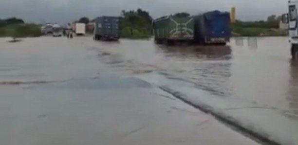 Fortes pluies : La route nationale coupée en deux à hauteur de Diamniadio Fortes pluies : La route nationale coupée en deux à hauteur de Diamniadio