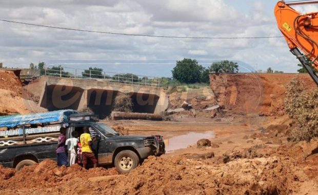 PHOTOS – EFFONDREMENT DU PONT DE DIALLOUBÉ : LE CASSE-TÊTE DES POPULATIONS SUR LA RN2 PHOTOS – EFFONDREMENT DU PONT DE DIALLOUBÉ : LE CASSE-TÊTE DES POPULATIONS SUR LA RN2
