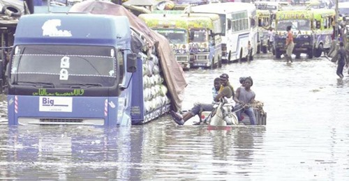 Le Sénégal sous les eaux, les populations clashent sévèrement Macky Sall Le Sénégal sous les eaux, les populations clashent sévèrement Macky Sall