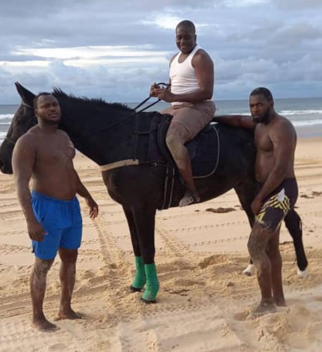 MODOU LÔ EN PLEINE VACANCE AVEC SES PROCHES