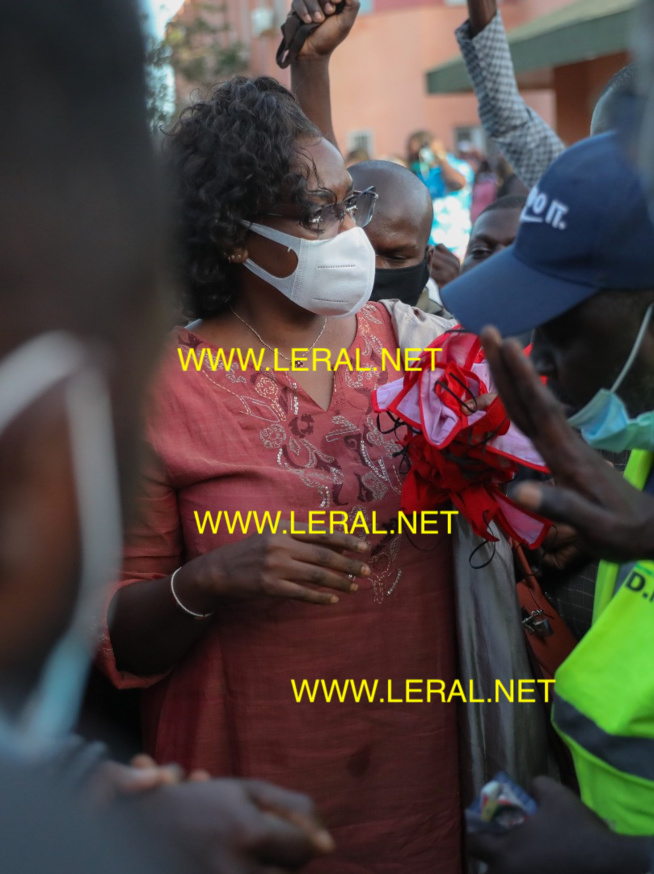 Diplomatie : Abdoulaye Timbo hué devant Marième Faye Sall : Ces populations, inondées jettent l’opprobre sur leur Maire et disent être en phase avec Macky Sall Diplomatie : Abdoulaye Timbo hué devant Marième Faye Sall : Ces populations, inondées jettent l’opprobre sur leur Maire et disent être en phase avec Macky Sall