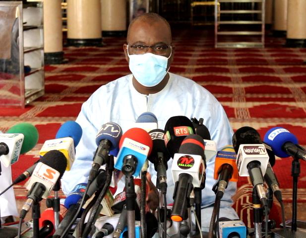 Magal de Touba / Muqadimatul Khidma décline sa feuille de route devant les 27 portes de la mosquée et au niveau des mausolées et cimetières. Magal de Touba / Muqadimatul Khidma décline sa feuille de route devant les 27 portes de la mosquée et au niveau des mausolées et cimetières.