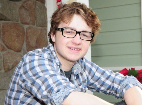 Angus T.Jones : le héros de Mon Oncle Charlie s'excuse pour ses propos envers la série Angus T.Jones : le héros de Mon Oncle Charlie s'excuse pour ses propos envers la série