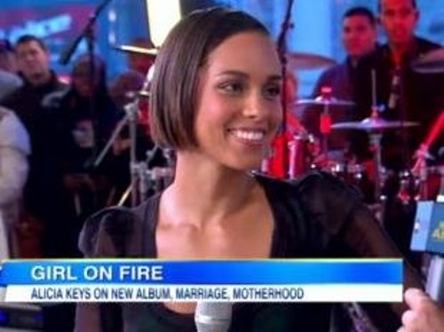 Alicia Keys, tout en transparence et sensualité, remercie son fils Egypt