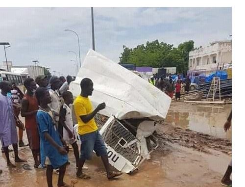 Voici les terribles images de l’accident du véhicule de la police transportant des prisonniers