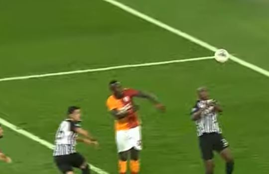 Voici le doublé de Mbaye Diagne qui sauve Galatasaray…Deux Buts à la Drogba !