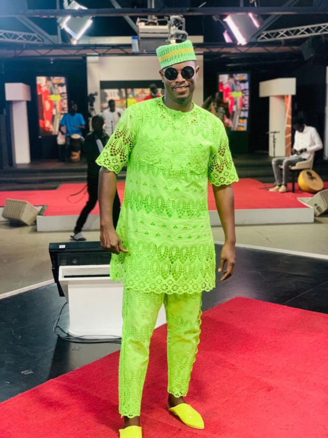 Quand le danseur animateur Pape Ndiaye Thiou ose le vert sur le plateau de la 2stv