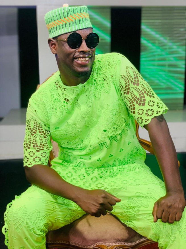 Quand le danseur animateur Pape Ndiaye Thiou ose le vert sur le plateau de la 2stv