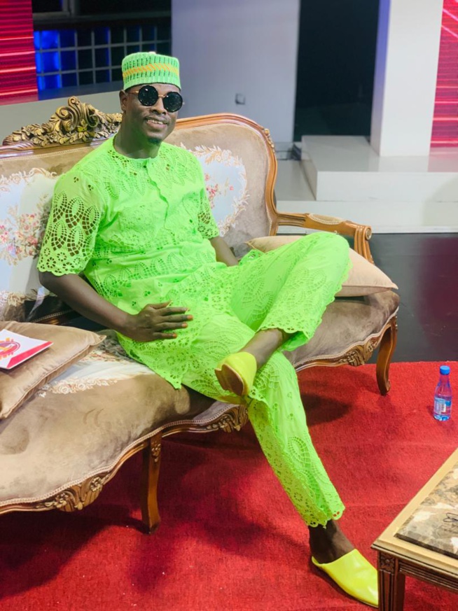 Quand le danseur animateur Pape Ndiaye Thiou ose le vert sur le plateau de la 2stv