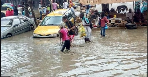 Medina Fass Mbao : Les habitants se cotisent pour évacuer les eaux de Pluie Medina Fass Mbao : Les habitants se cotisent pour évacuer les eaux de Pluie