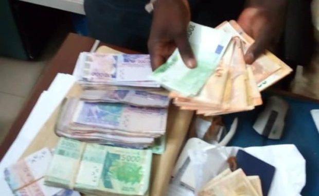 Trafic de Faux billets : un couple appréhendé à Guédiawaye Trafic de Faux billets : un couple appréhendé à Guédiawaye