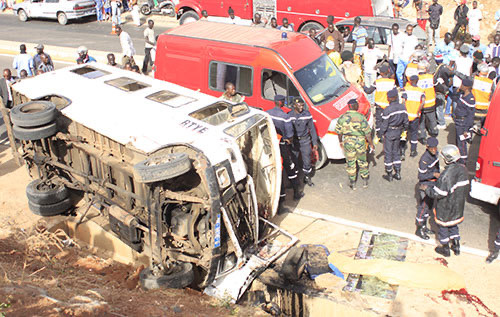 Urgent : Croisement Cambérène : Un violent accident a fait des blessés graves. Urgent : Croisement Cambérène : Un violent accident a fait des blessés graves.