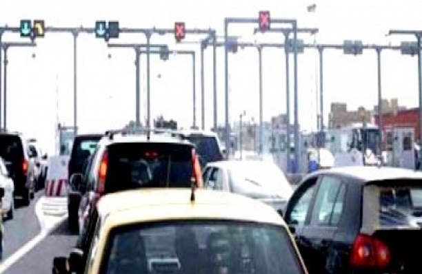 Autoroute à péage : le renversement d’un camion cause d’importants dégâts, créant un large bouchon