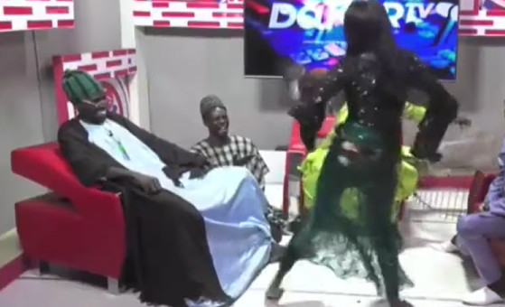 Du Jamais Vue: La Danse Très 0sée De Barbie Chou Devant Ce Marabout Du Jamais Vue: La Danse Très 0sée De Barbie Chou Devant Ce Marabout