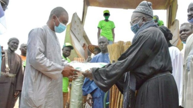 Le Ministère de l’Urbanisme remet du matériel de nettoiement pour le Magal Le Ministère de l’Urbanisme remet du matériel de nettoiement pour le Magal