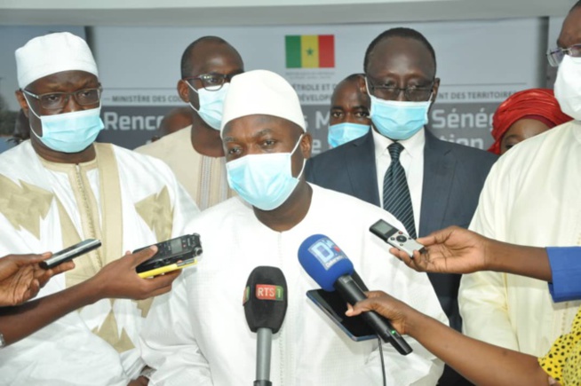 Le Ministre des Collectivités territoriales, Oumar Guéye incite les collectivités territoriales à mettre en avant l’éclairage solaire et non conventionnelle Le Ministre des Collectivités territoriales, Oumar Guéye incite les collectivités territoriales à mettre en avant l’éclairage solaire et non conventionnelle