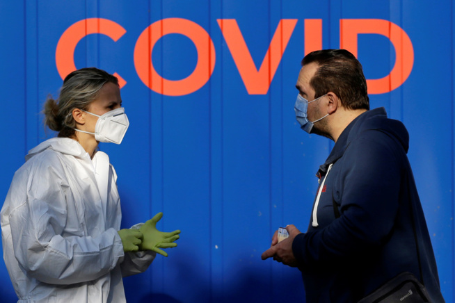 La pandémie de Covid-19 a fait plus de 961 500 morts dans le monde depuis fin décembre, selon les derniers chiffres de lundi 21 septembre. Plus de 31,1 millions de cas ont été comptabilisés, dont au moins 21 millions ont été guéris.   À bientôt six s