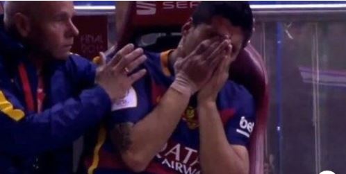 En larmes, Luis Suarez fait ses adieux aux joueurs du Fc Barcelone
