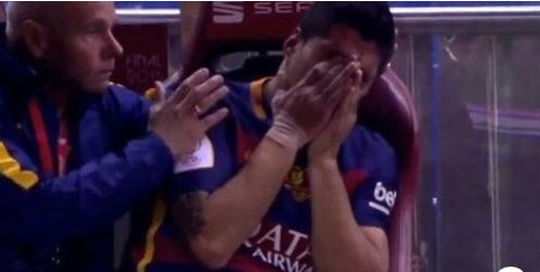 En larmes, Luis Suarez fait ses adieux aux joueurs du Fc Barcelone En larmes, Luis Suarez fait ses adieux aux joueurs du Fc Barcelone