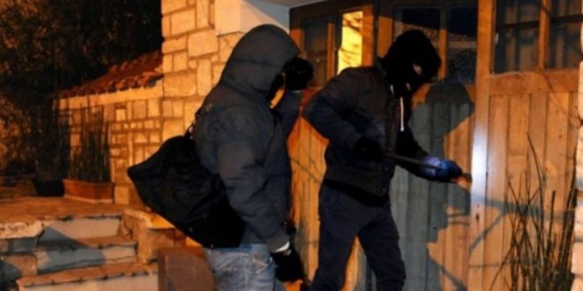 Parcelles Assainies: ils vident la chambre de leur voisine en son absence