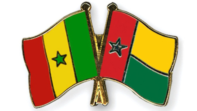 Avenues aux noms de Macky Sall et Buhari - Des Bissau-guinéens marchent sur le drapeau du Sénégal