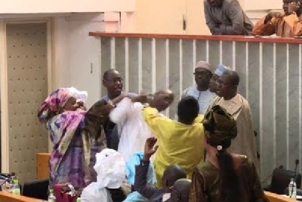 Pose de première pierre de la Maison de la Femme : la violence politique s’invite à Guinaw Rails Nord Pose de première pierre de la Maison de la Femme : la violence politique s’invite à Guinaw Rails Nord