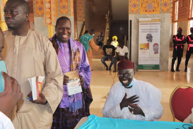 Les images de la cérémonie de dédicace du livre, Vie et Œuvre d'un bâtisseur des âmes de Serigne Souhayoubou Kébé dédié à Serigne Saliou Mbacké