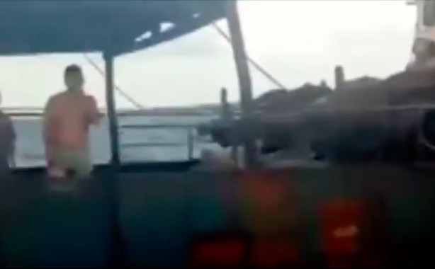 Exclusif : Voici le film de l’homme aspergé d’essence par les pêcheurs chinois Exclusif : Voici le film de l’homme aspergé d’essence par les pêcheurs chinois
