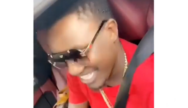 De retour au Sénégal, Wally Seck poursuivi par ses fans. Regardez !