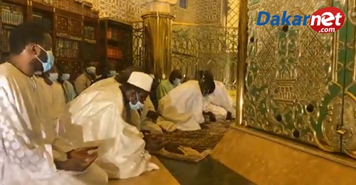 Exclusive les prières de Macky Sall devant le mausolée de Serigne Touba avec Serigne Bass Abdou Khadre