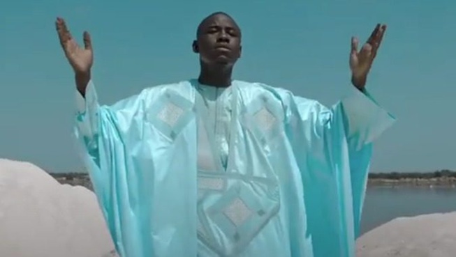 Du Lourd!!! DEGUE DATHIE dévoile son nouveau clip « Cheikh Manoumbe Sa Maam »