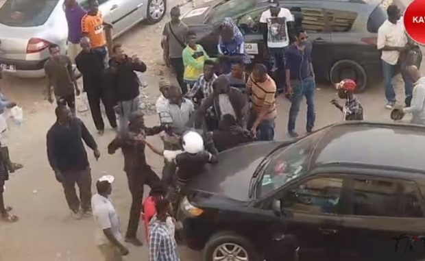 EFFROYABLE JUSTICE PRIVEE A THIAROYE TALLY DIALLO : Un voleur sauvagement lynché et abandonné dans la rue par la foule EFFROYABLE JUSTICE PRIVEE A THIAROYE TALLY DIALLO : Un voleur sauvagement lynché et abandonné dans la rue par la foule