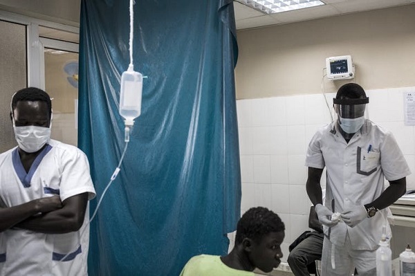 Retard de 2 mois de salaires : des médecins, infirmiers et hygiénistes menacent de quitter les centres de traitement de COVID-19 ce vendredi