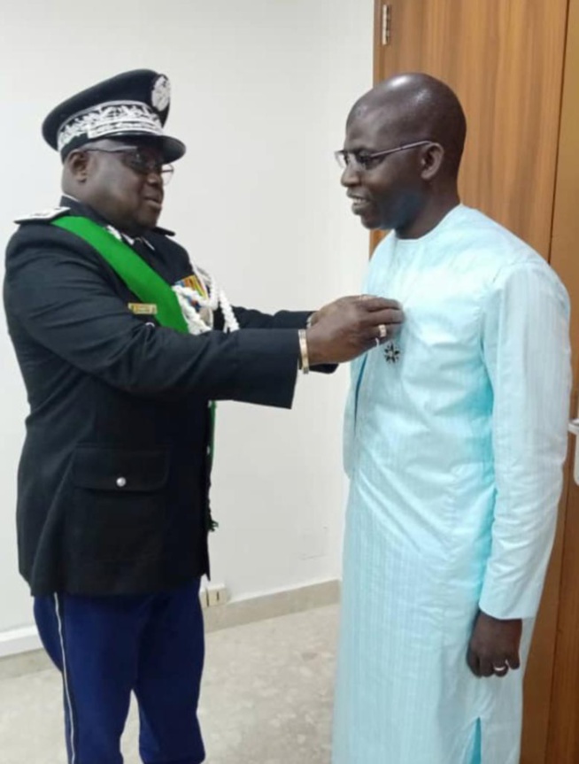 Décoration : Le Dc de la Présidente du CESE, Cheikh Dieng, fait chevalier de l'ordre du mérite Décoration : Le Dc de la Présidente du CESE, Cheikh Dieng, fait chevalier de l'ordre du mérite
