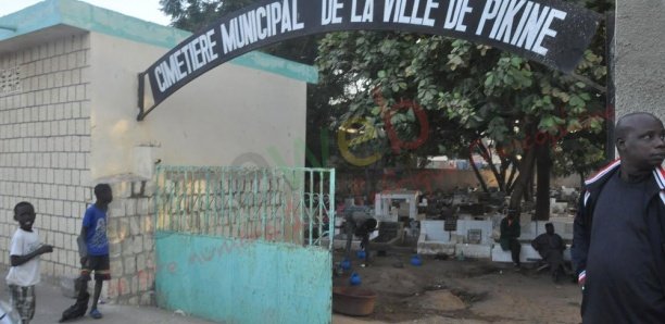 "N'ayant plus de foncier pour creuser, les fossoyeurs du cimetière de Pikine, enlèvent un peu de sable pour superposer les corps"