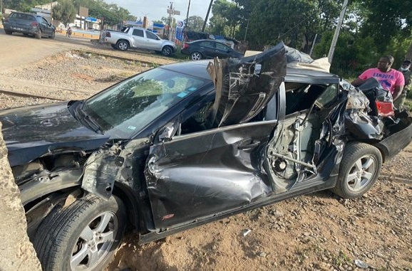 Accident spectaculaire à Thiès : un train réduit en tas de ferraille une voiture, heureusement pas de victime